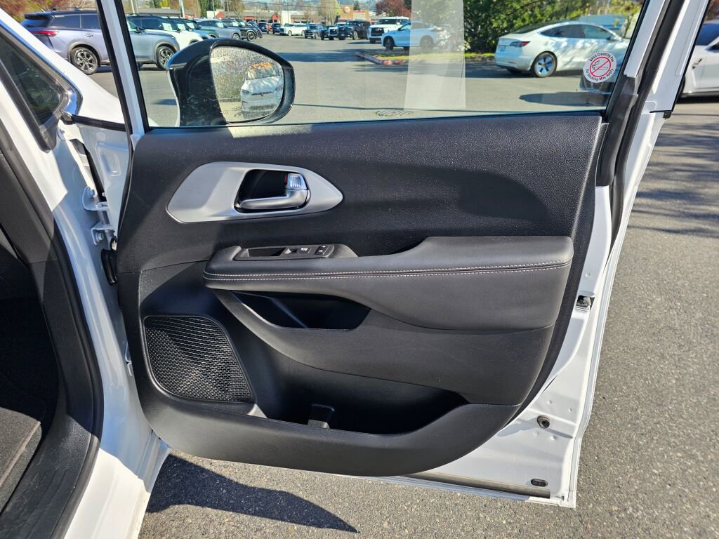 Used 2026 Chrysler Pacifica Limited image 10
