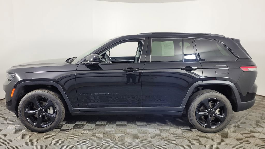 Used 2023 Jeep Grand Cherokee Limited w/ Black Appearance Package image 5