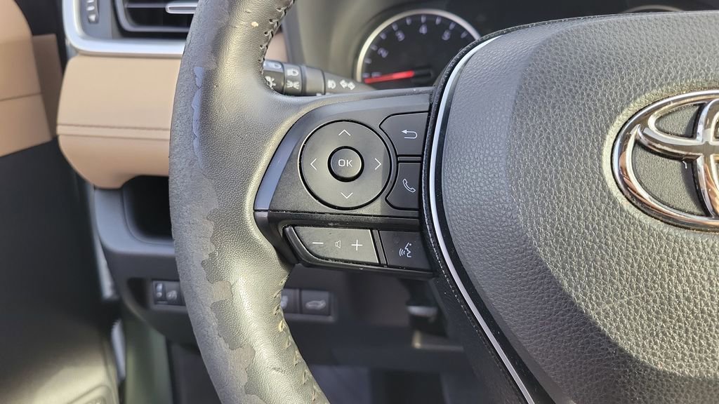 Used 2021 Toyota RAV4 XLE Premium image 25