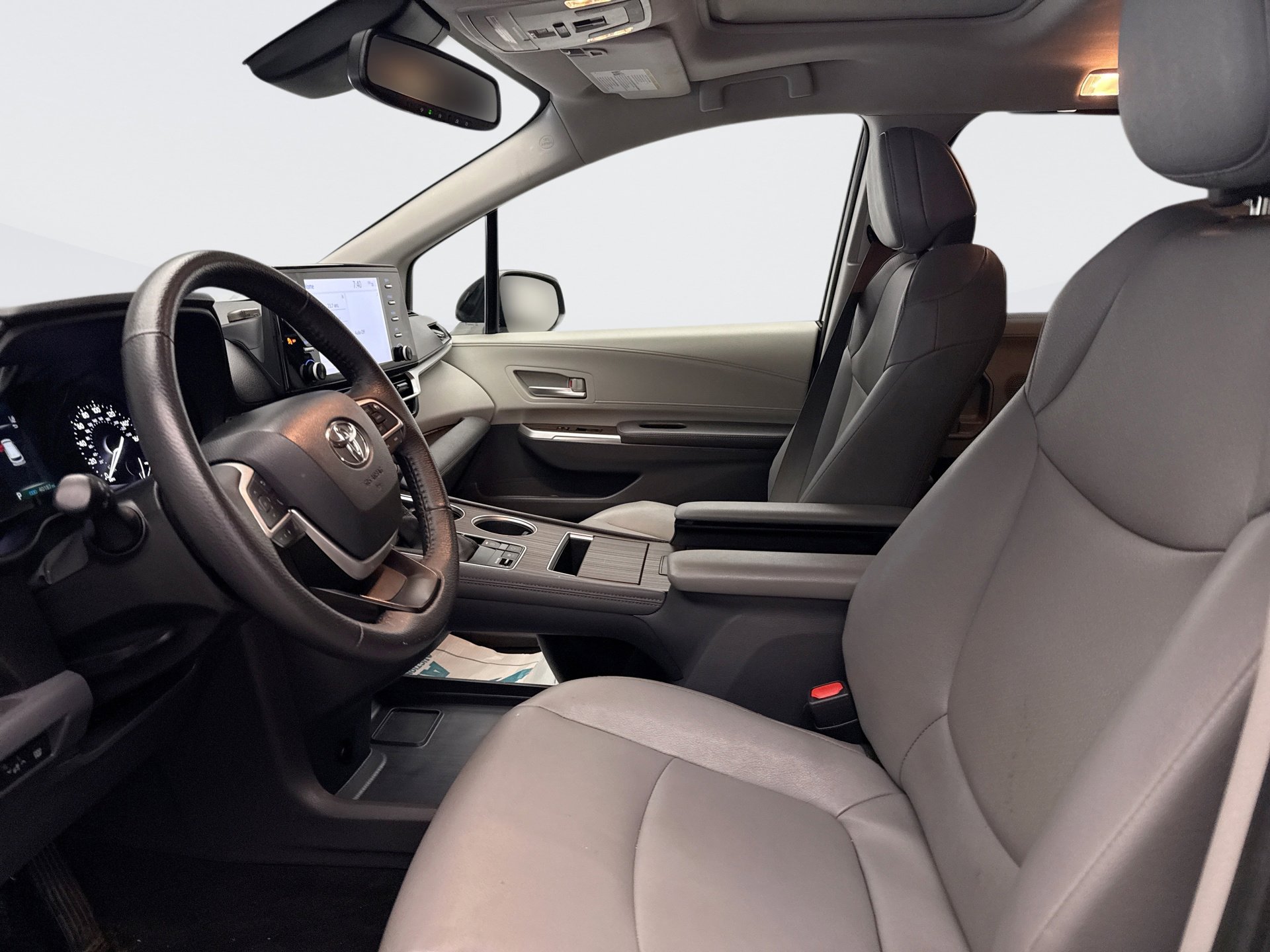 Used 2023 Toyota Sienna XLE image 9