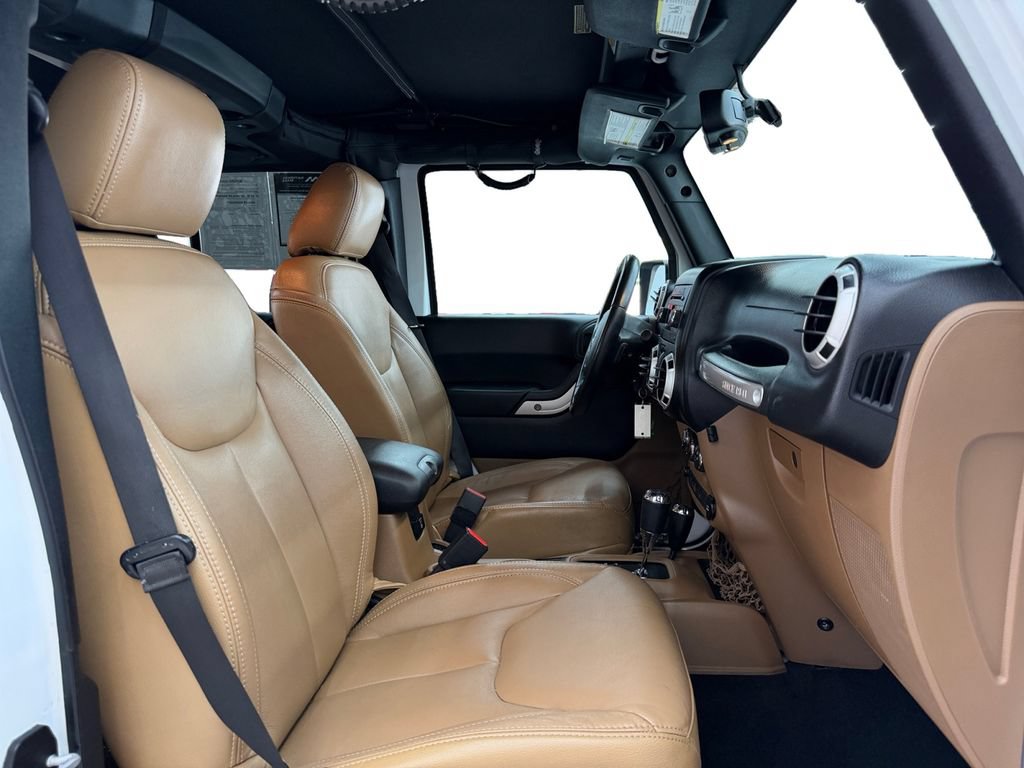 Used 2014 Jeep Wrangler Unlimited Sahara w/ Connectivity Group AWD/4WD image 17