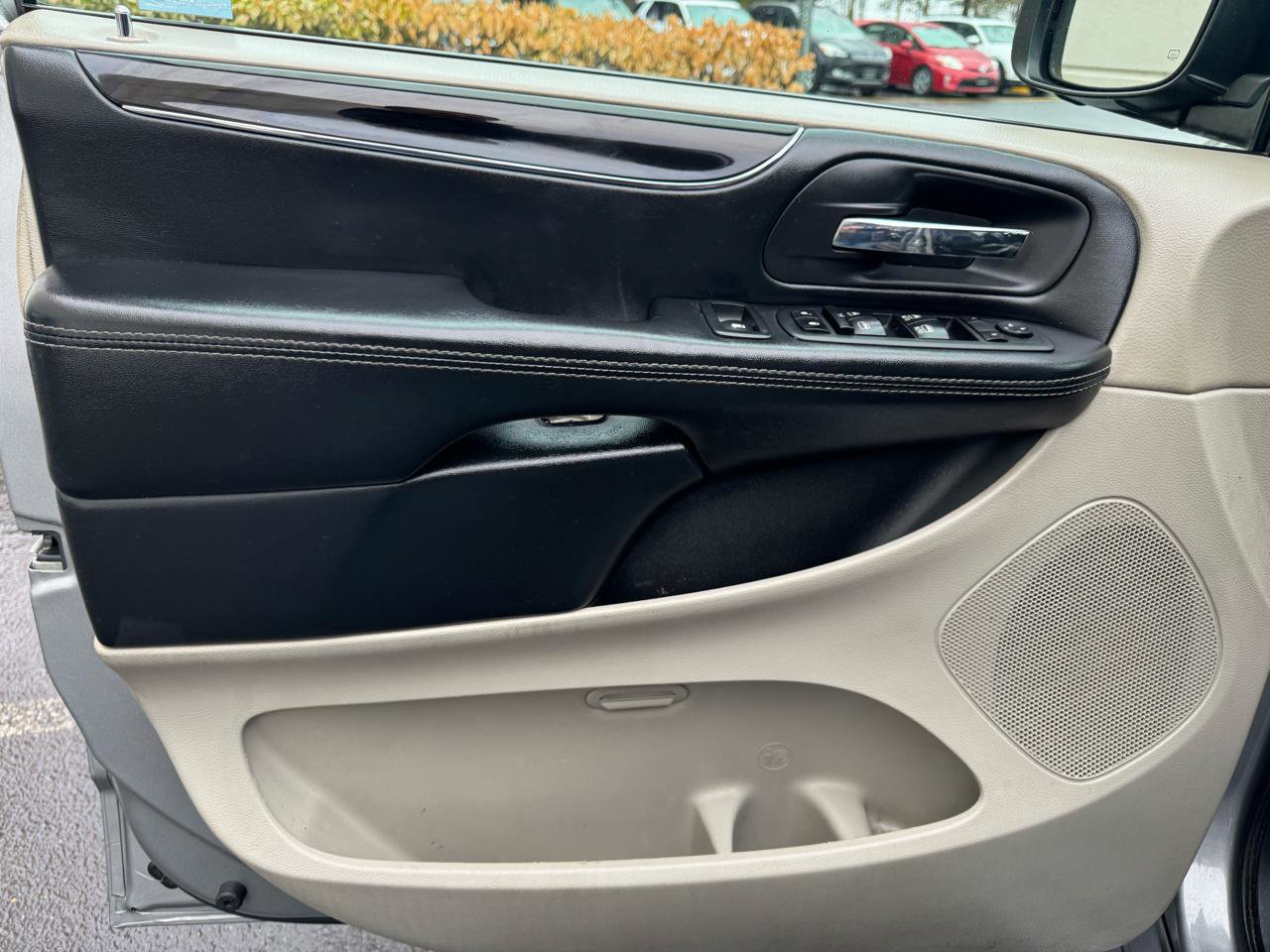 Used 2017 Dodge Grand Caravan SXT image 10