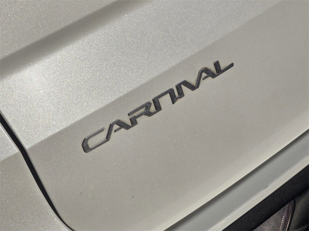 Used 2023 Kia Carnival EX image 9