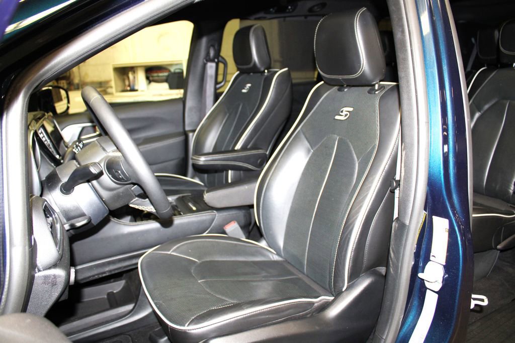 Used 2025 Chrysler Pacifica Limited image 28