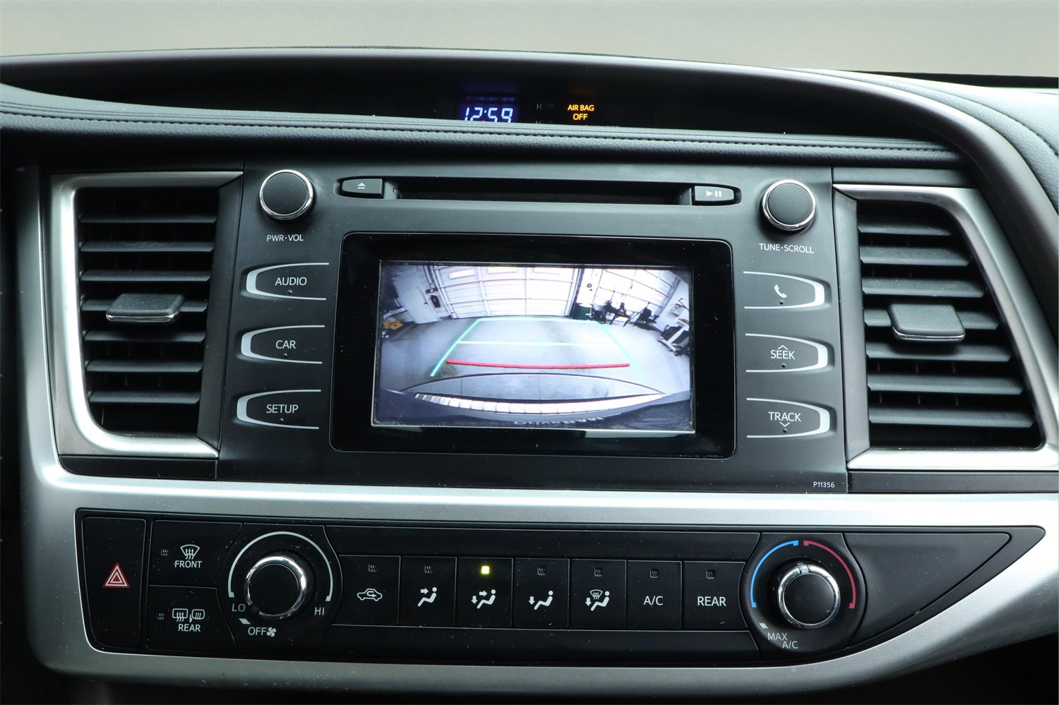 Used 2018 Toyota Highlander LE image 28