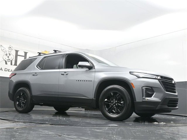 Used 2023 Chevrolet Traverse LT image 2