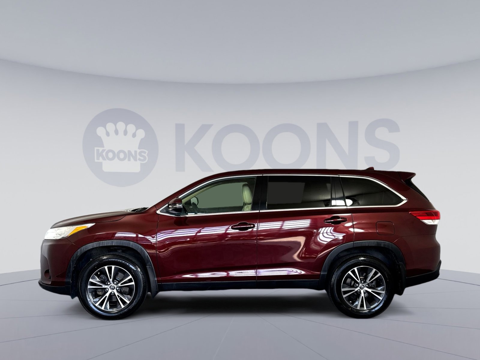 Used 2019 Toyota Highlander Plus AWD/4WD image 2