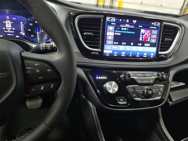 Used 2025 Chrysler Pacifica Limited FWD image 12