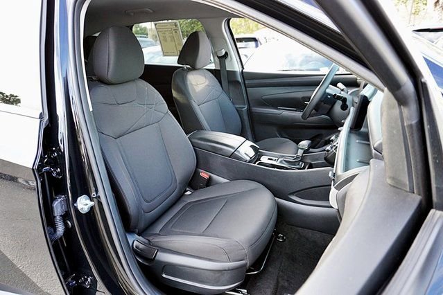 Certified 2025 Hyundai Tucson SE image 13