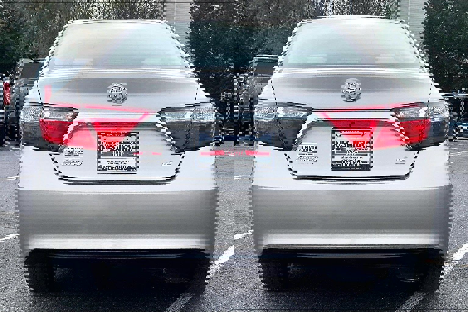 Used 2016 Toyota Camry LE image 4