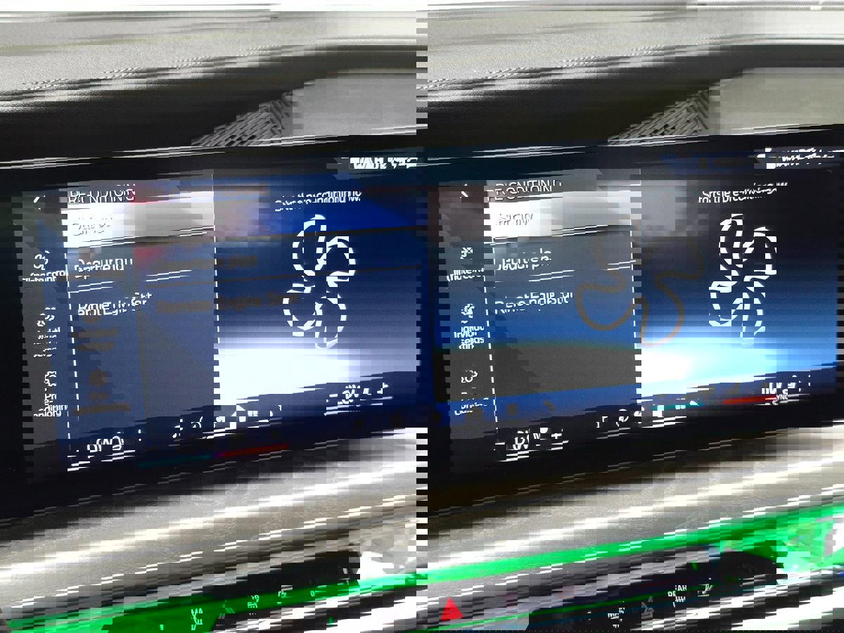 Used 2023 BMW 740i image 43