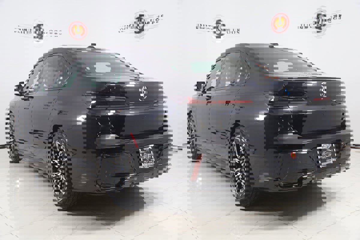 Used 2023 BMW 740i w/ Parking Assistance Package image 4