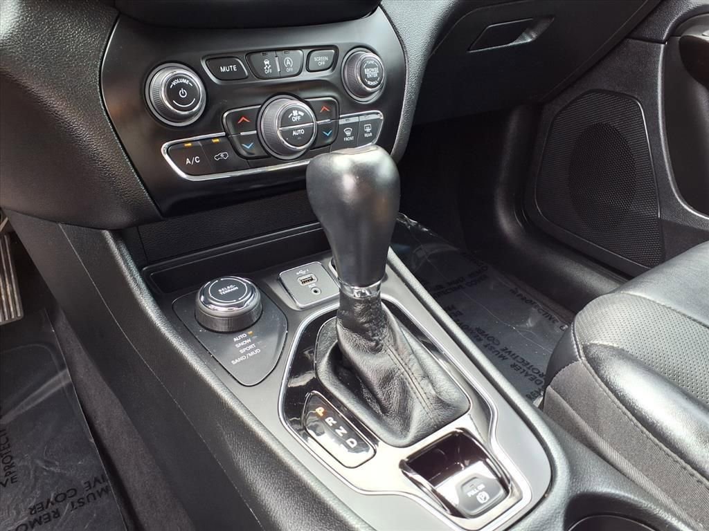 Certified 2023 Jeep Cherokee Altitude Lux image 10