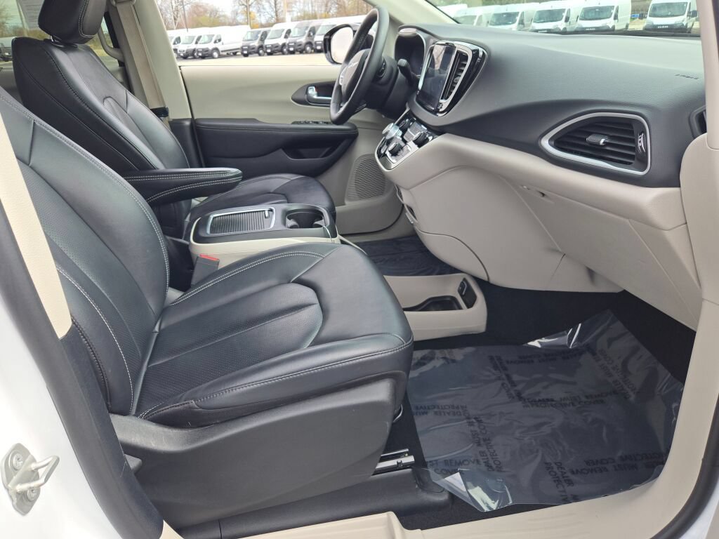 Used 2024 Chrysler Pacifica Touring-L FWD image 7