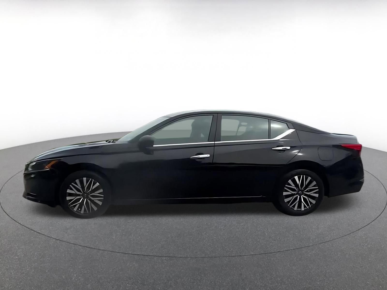 Used 2025 Nissan Altima 2.5 SV FWD image 9