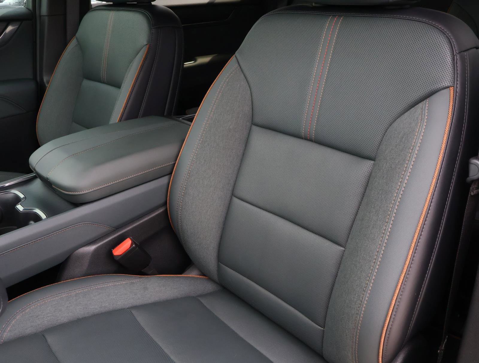 Used 2024 GMC Acadia AT4 w/ Luxury Package image 17