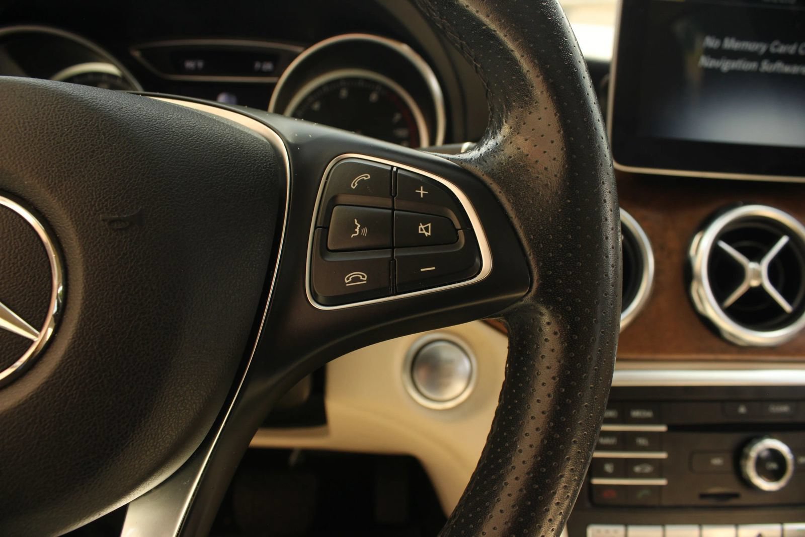 Used 2020 Mercedes-Benz GLA 250 4MATIC w/ Premium Package image 32