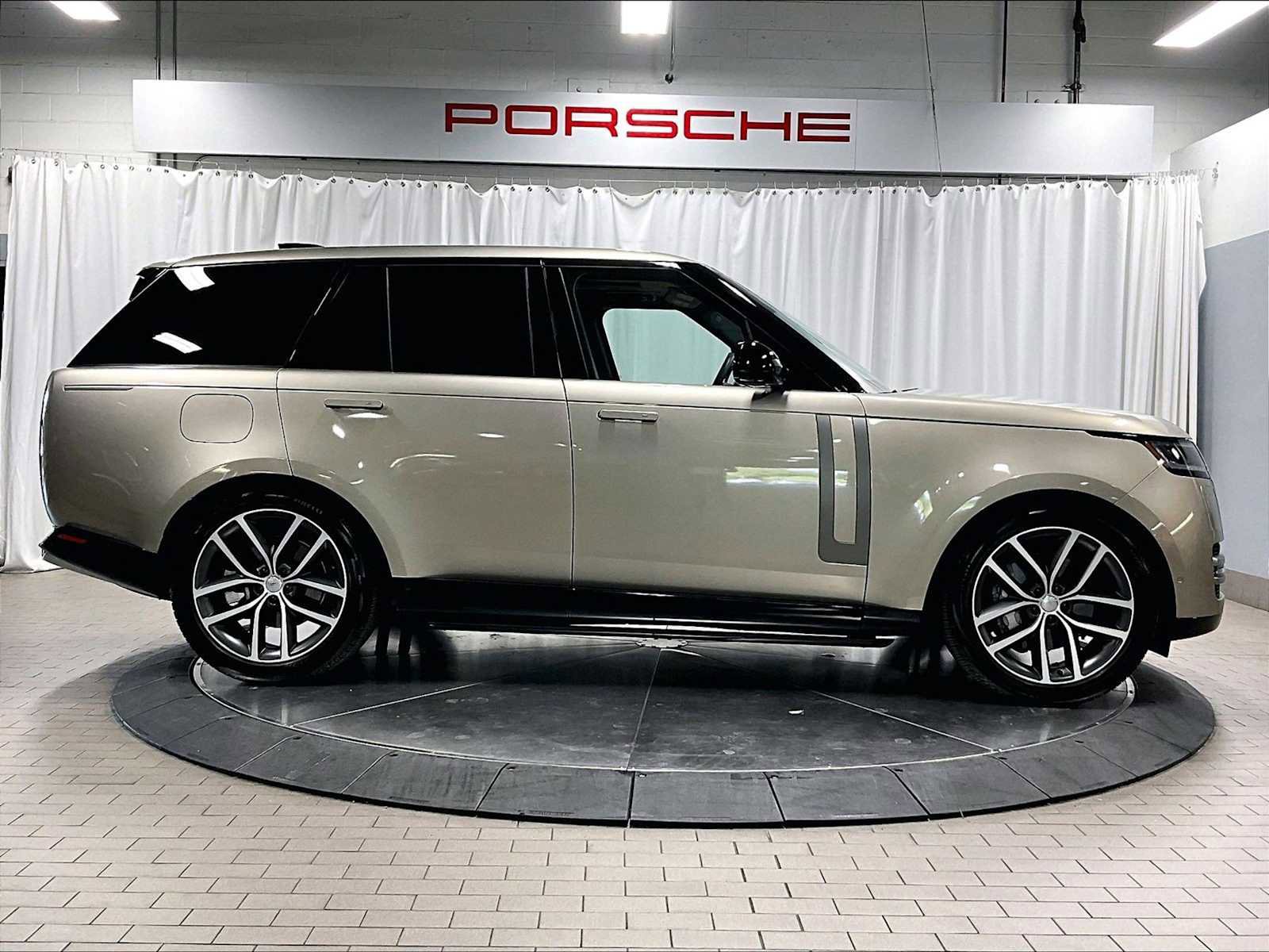 Used 2025 Land Rover Range Rover SE image 10