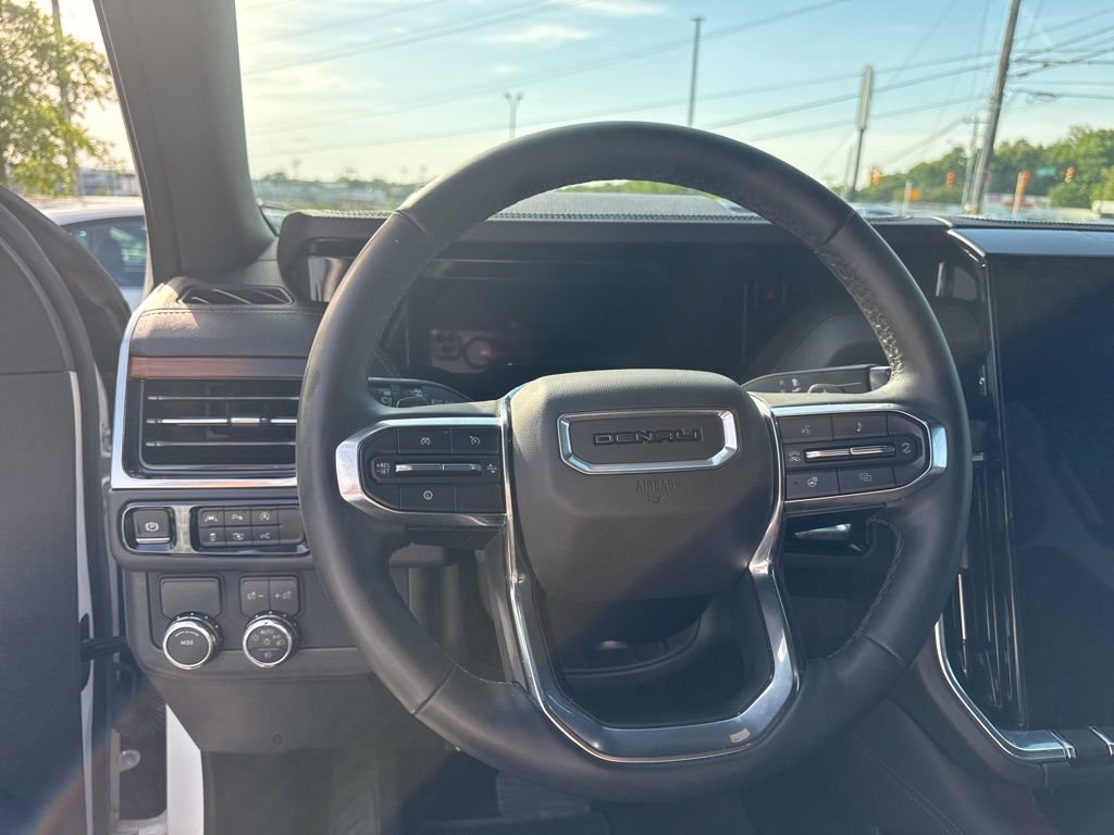 Used 2025 GMC Yukon Denali RWD image 13