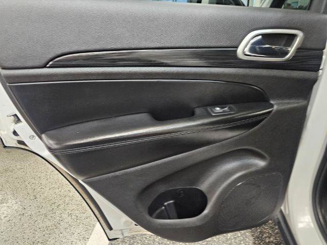 Used 2020 Jeep Grand Cherokee Laredo AWD/4WD image 32