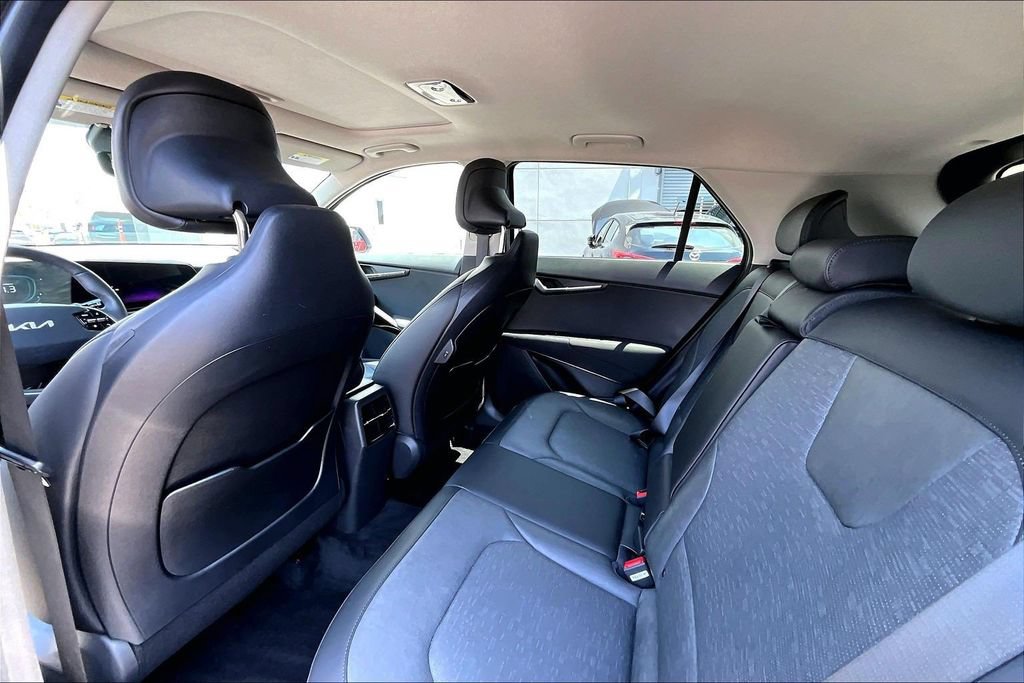 Used 2025 Kia Niro SX Touring FWD image 18