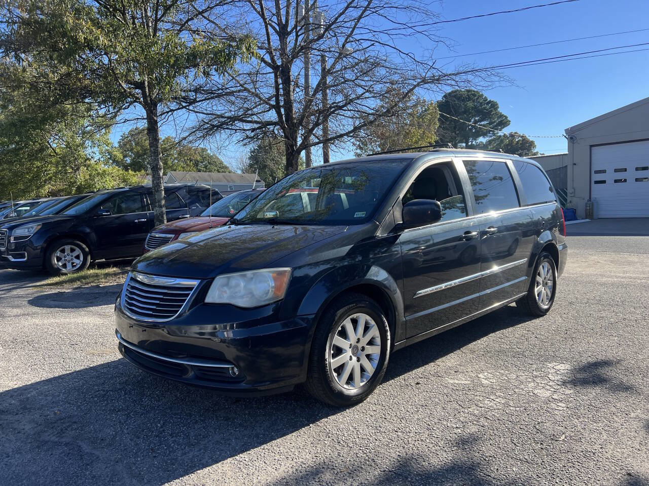 Used 2013 Chrysler Town & Country Touring image 3
