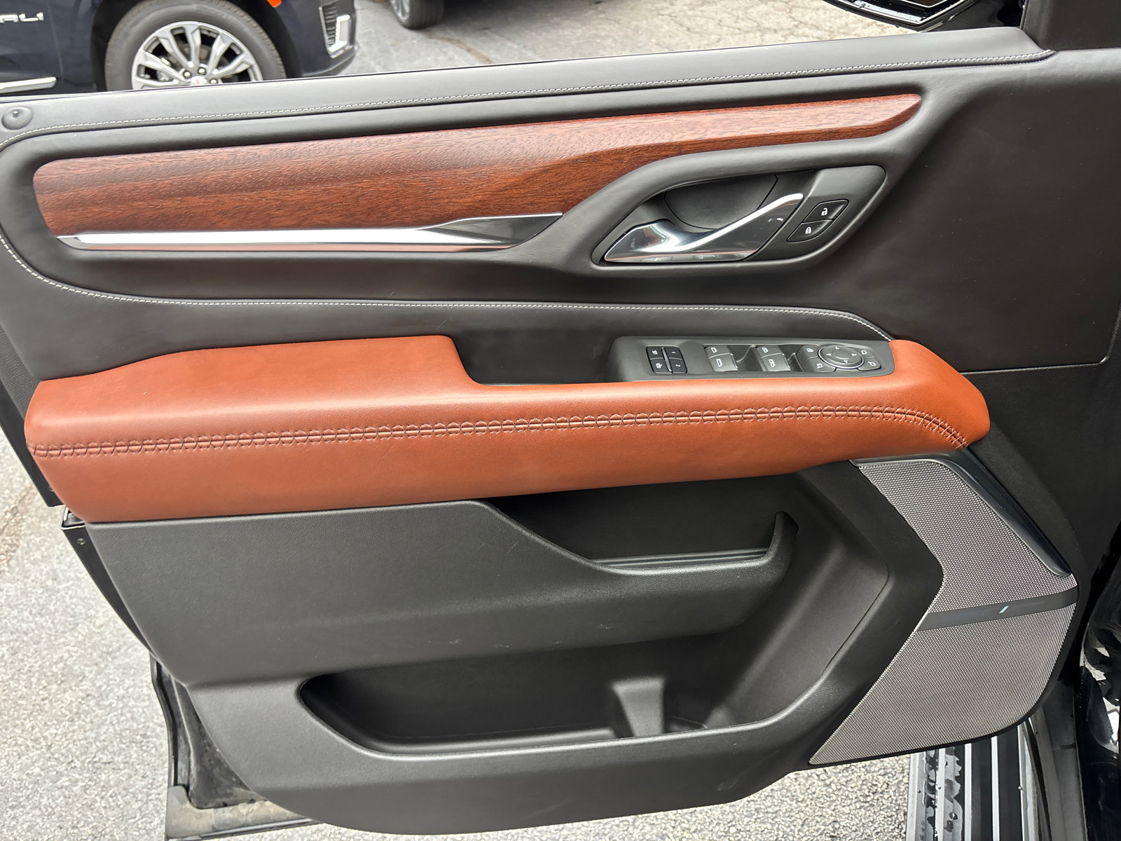 Used 2023 GMC Yukon Denali Ultimate image 11