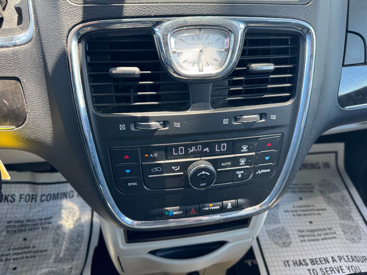 Used 2014 Chrysler Town & Country Touring FWD image 19