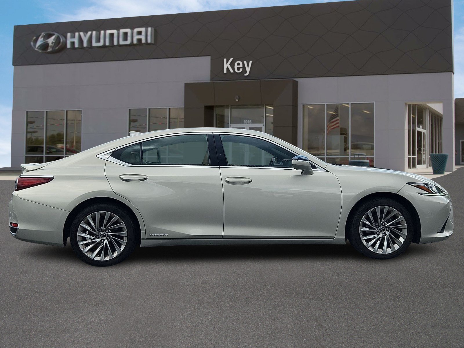 Used 2019 Lexus ES 300h FWD image 3