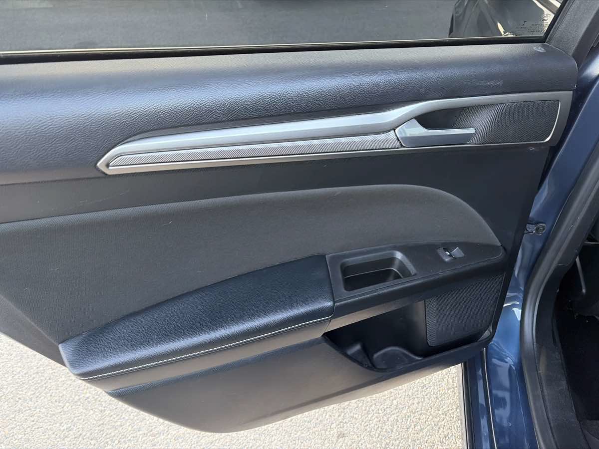 Used 2019 Ford Fusion SE FWD image 12