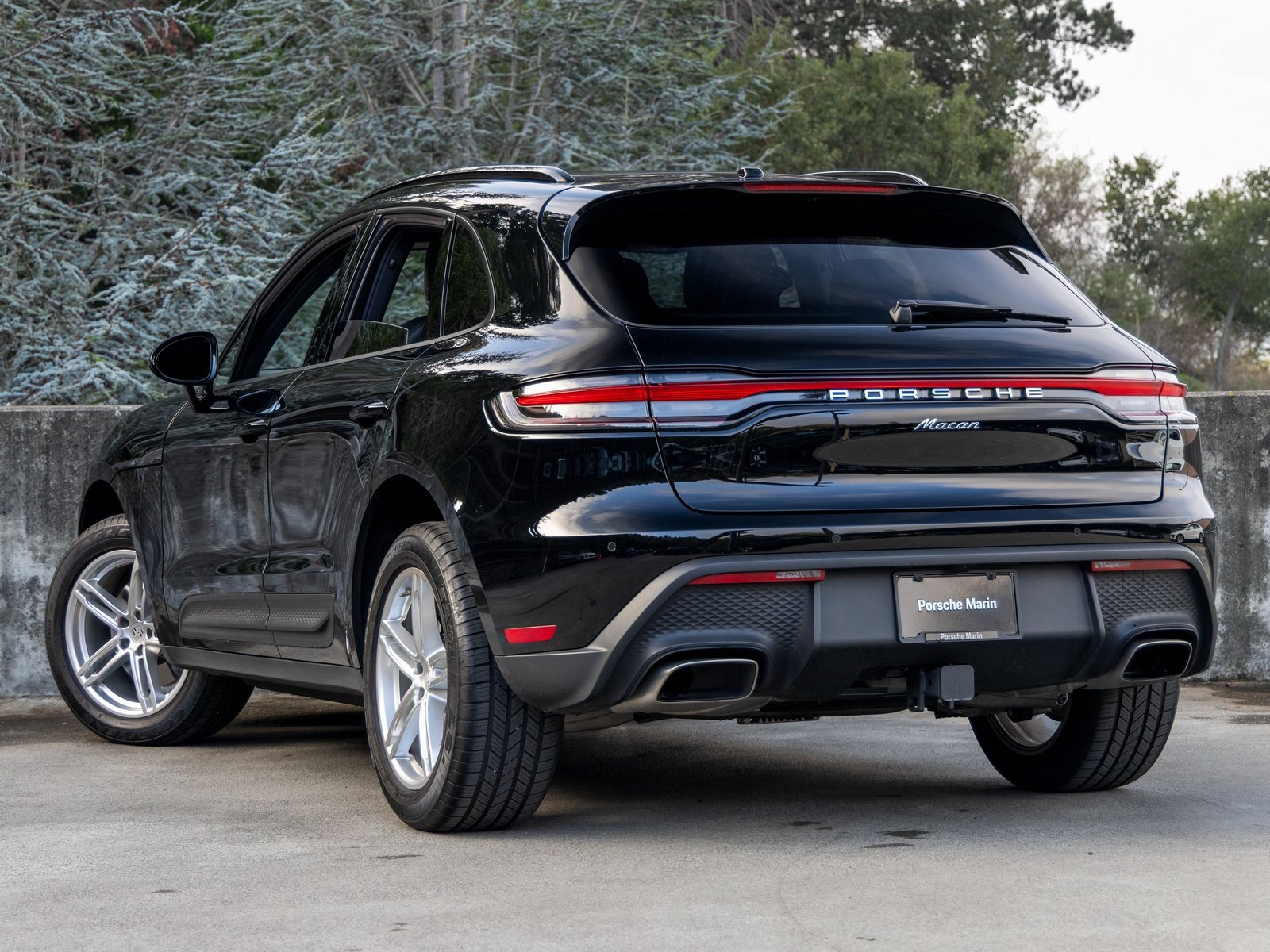 Certified 2025 Porsche Macan image 3