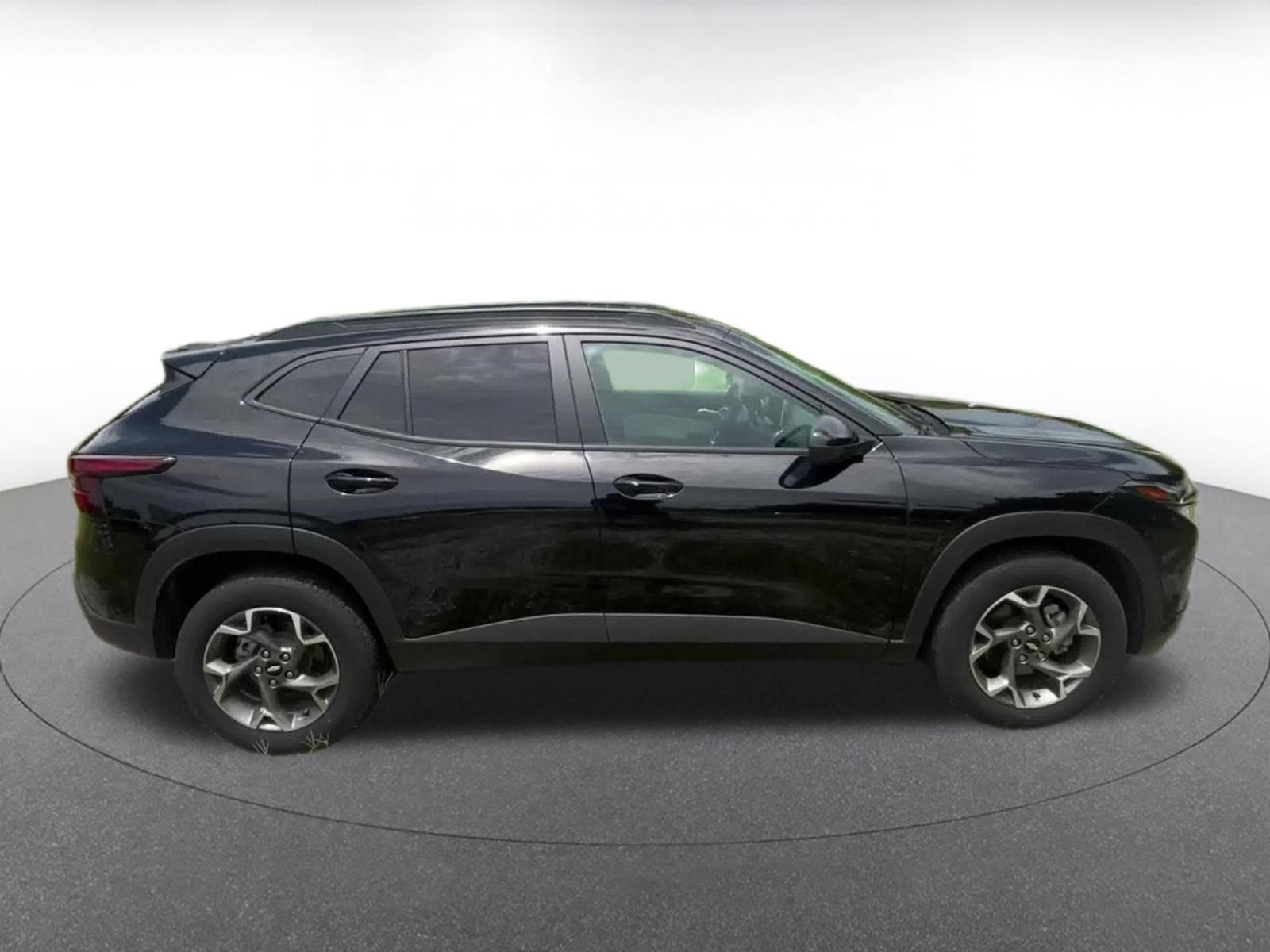 Used 2025 Chevrolet Trax LT w/ LT Convenience Package FWD image 15