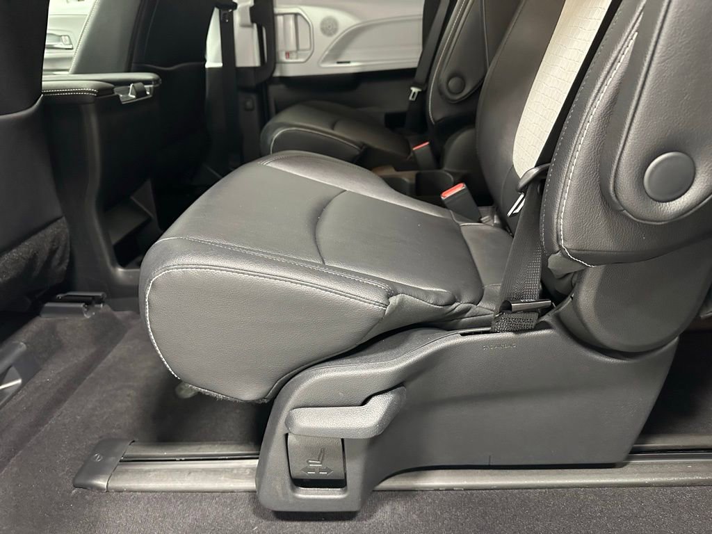 Used 2025 Toyota Sienna XSE image 51