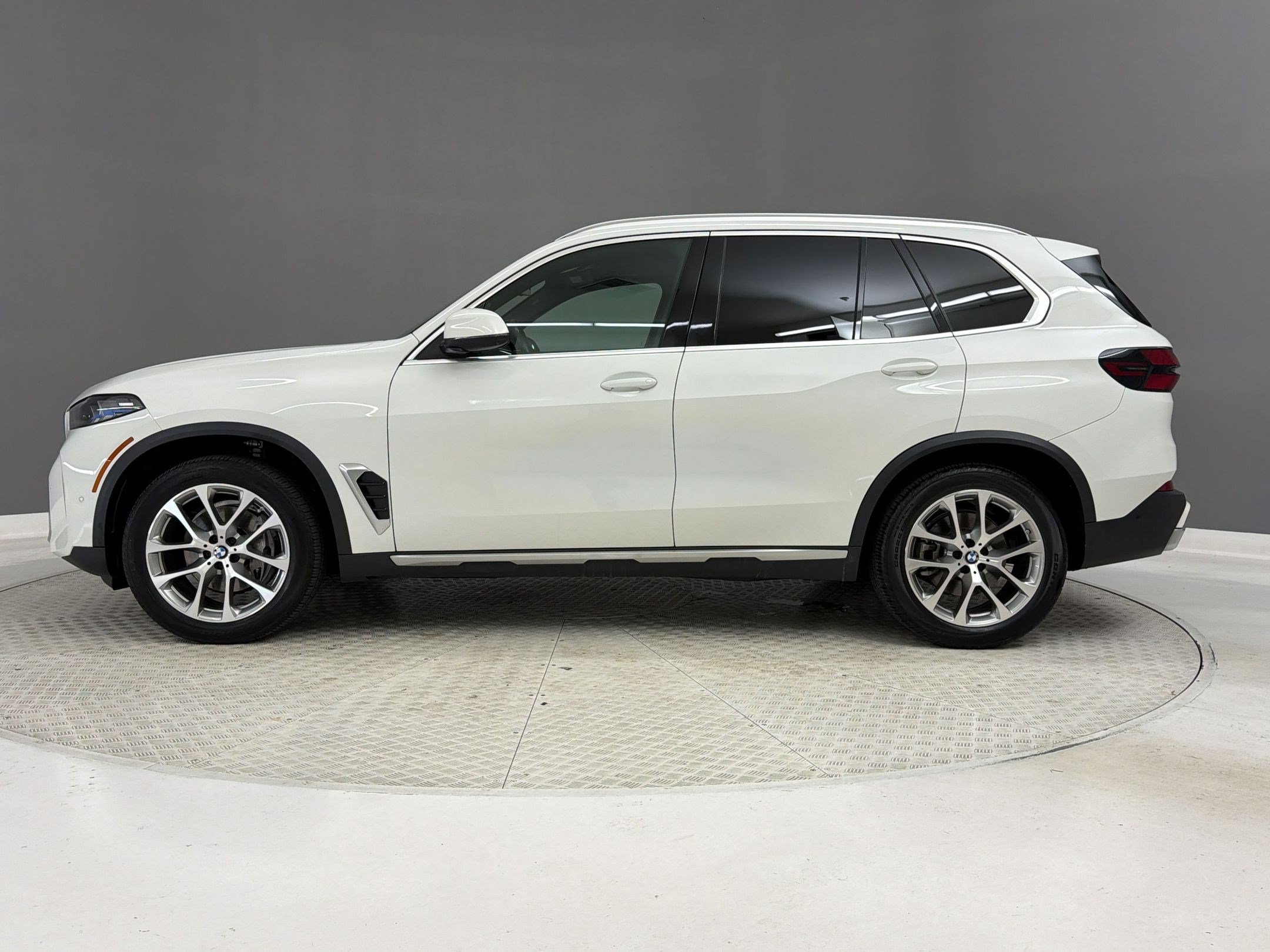 Used 2024 BMW X5 sDrive40i w/ Premium Package RWD image 2