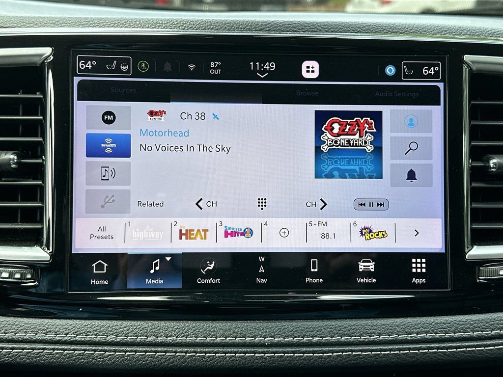 Used 2023 Chrysler Pacifica Limited FWD image 13
