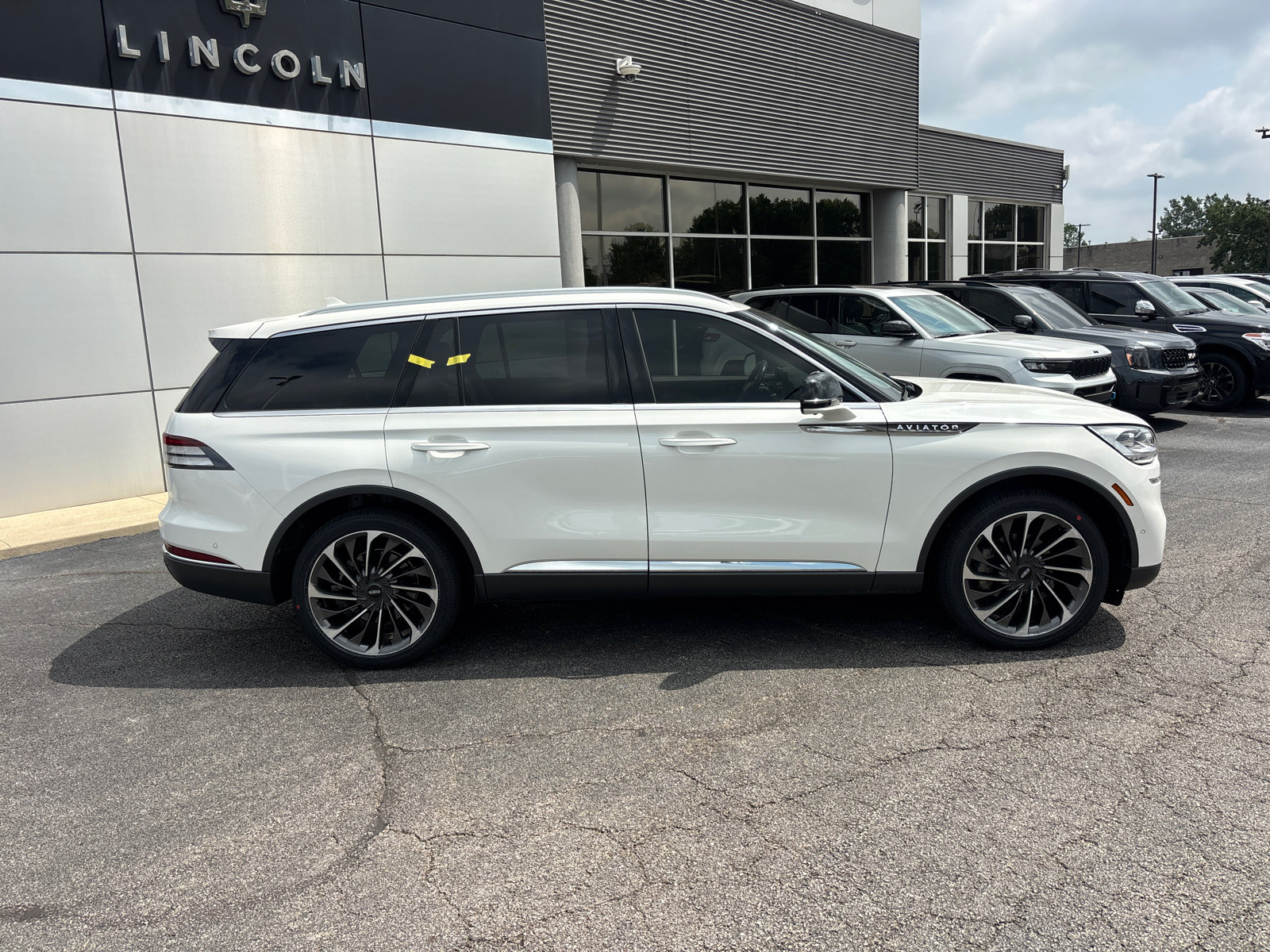Used 2020 Lincoln Aviator Reserve w/ Equipment Group 202A AWD/4WD image 8