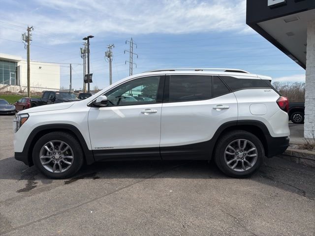 Used 2022 GMC Terrain SLT image 2