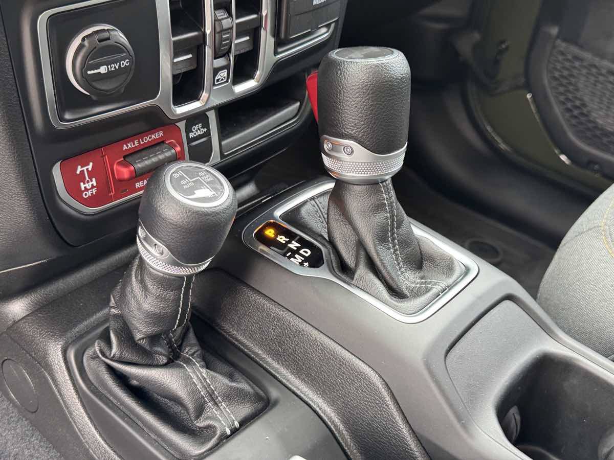Used 2024 Jeep Wrangler Unlimited AWD/4WD image 31