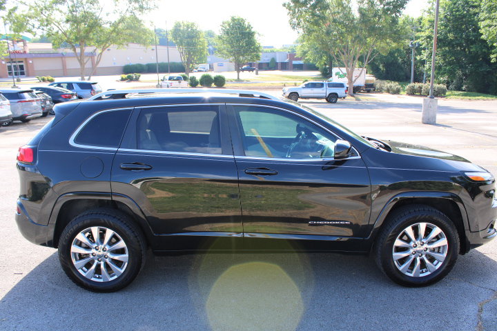 Used 2016 Jeep Cherokee Overland w/ Technology Group AWD/4WD image 6