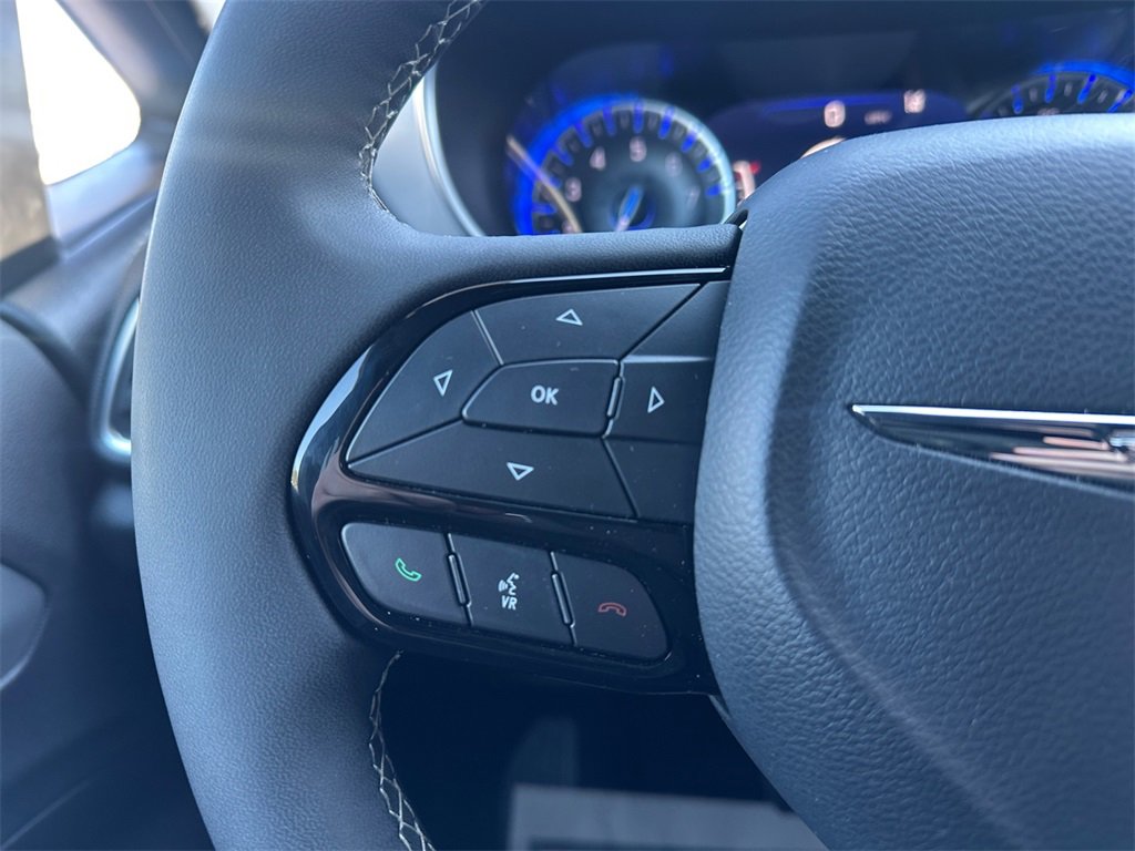 Certified 2025 Chrysler Pacifica Limited image 30