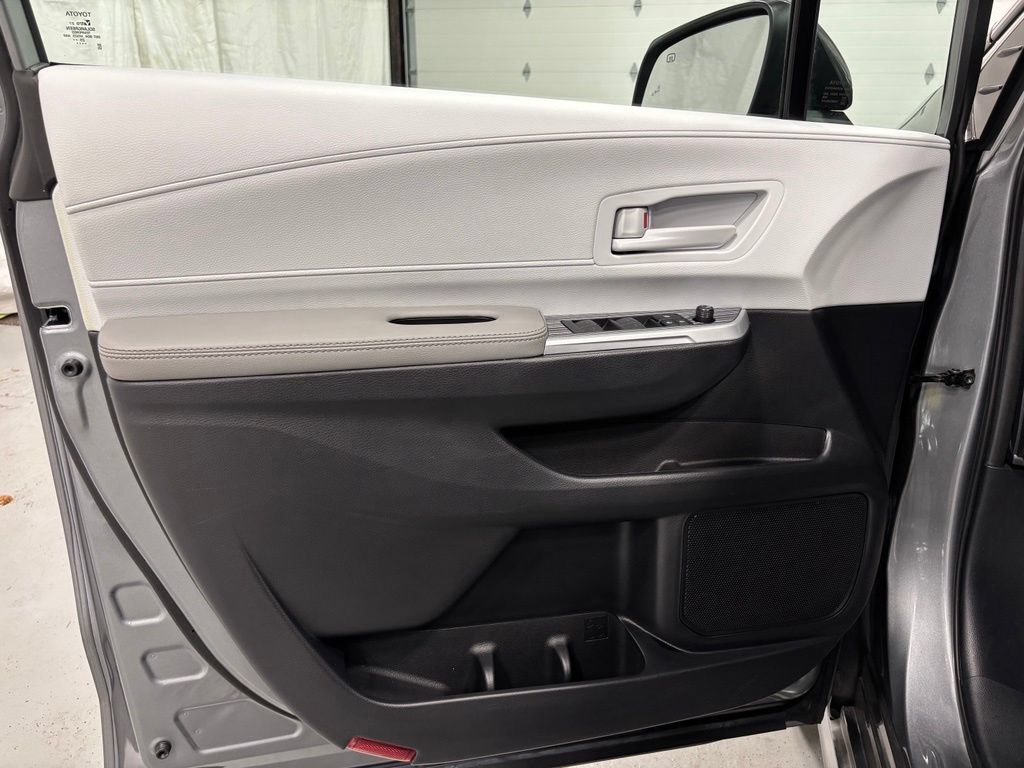 Used 2026 Toyota Sienna LE FWD image 8