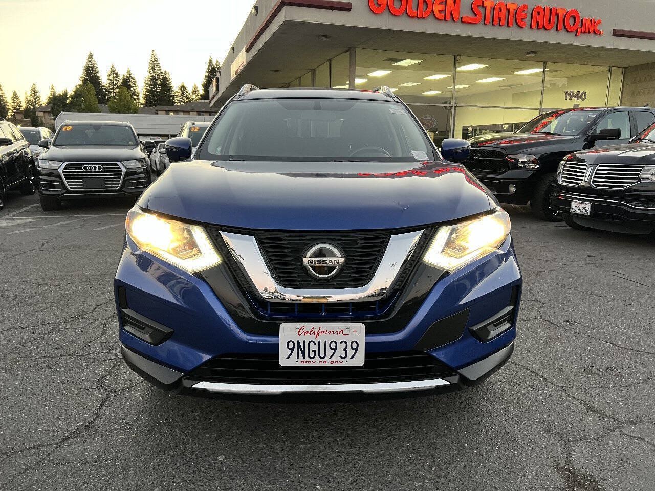 Used 2017 Nissan Rogue SV FWD image 3