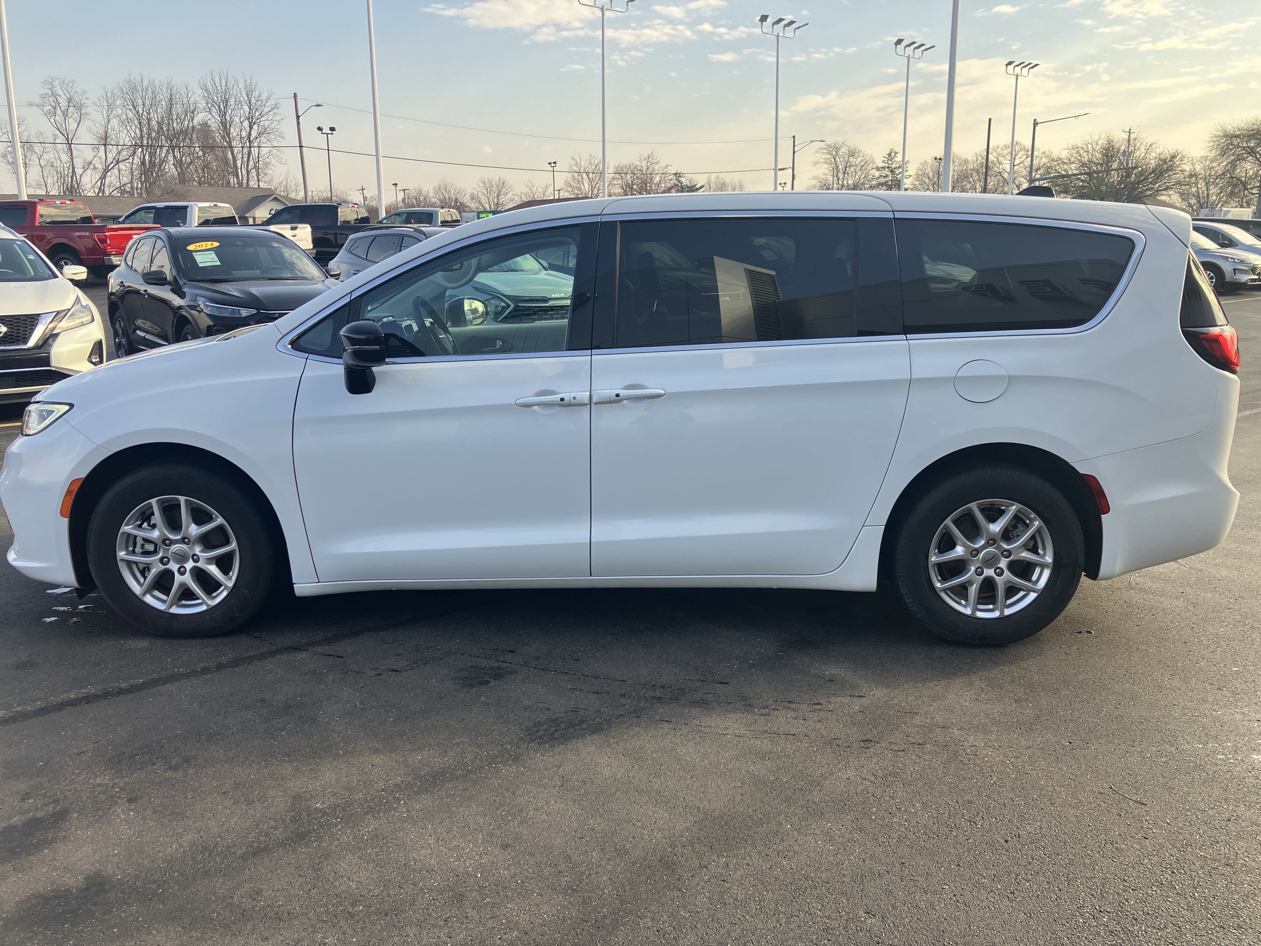 Used 2024 Chrysler Pacifica Touring-L image 4