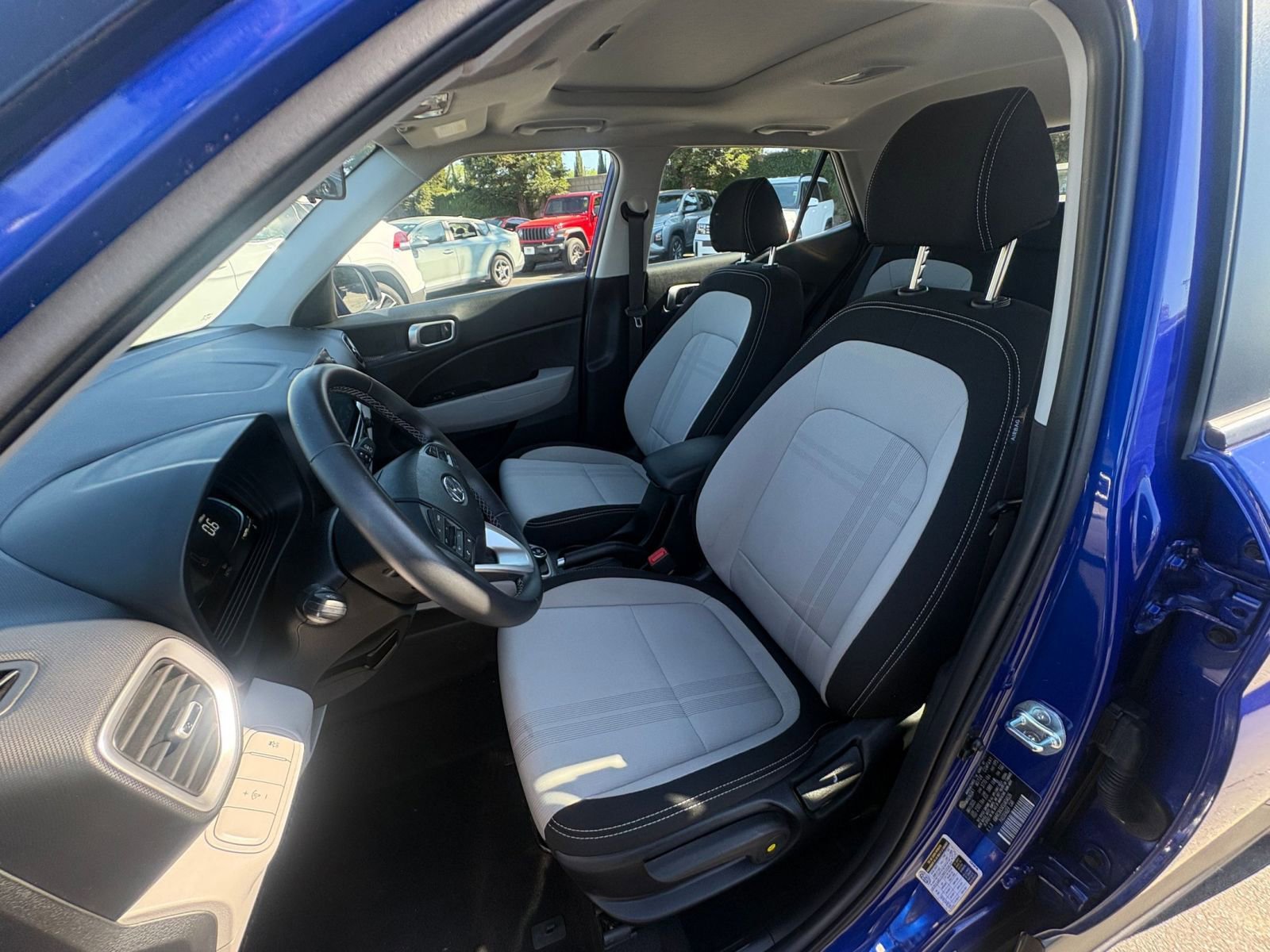 Used 2025 Hyundai Venue SEL image 36