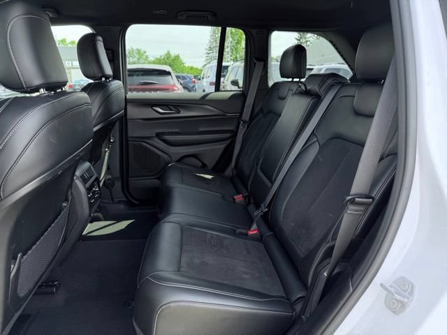 Used 2025 Jeep Grand Cherokee Altitude AWD/4WD image 19