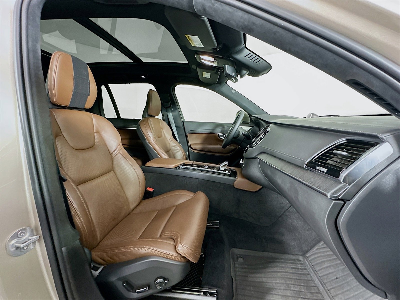 Used 2024 Volvo XC90 T8 Ultimate w/ Lounge Package image 31