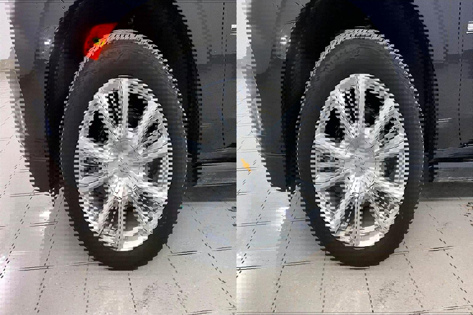 Used 2023 Chevrolet Suburban High Country image 35