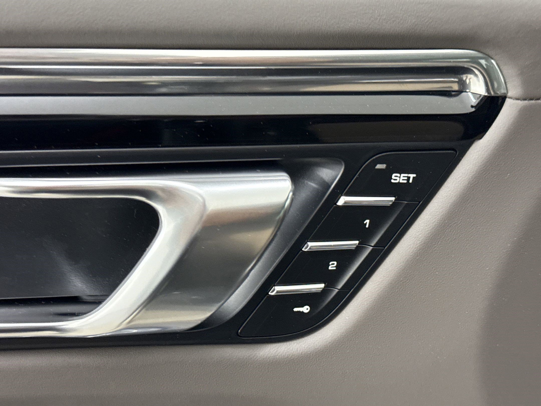 Used 2025 Porsche Macan image 15