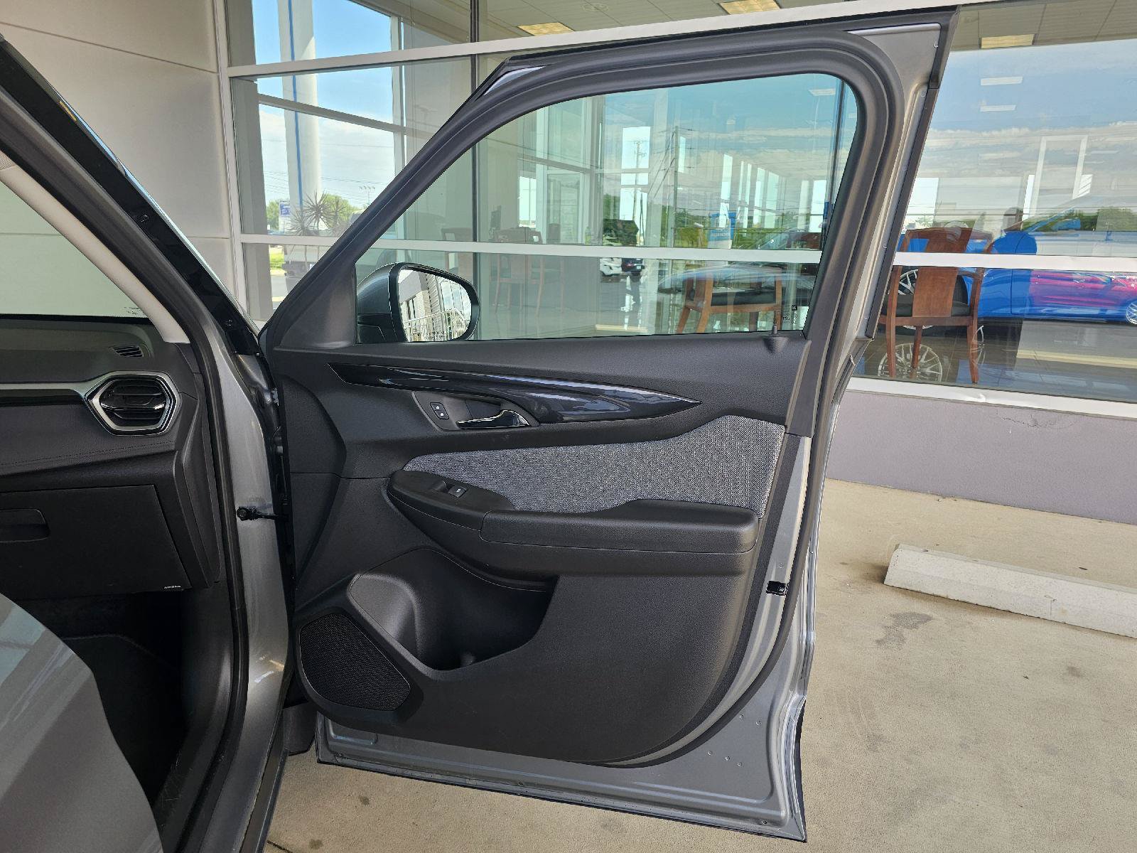 Used 2025 Chevrolet TrailBlazer LT FWD image 11