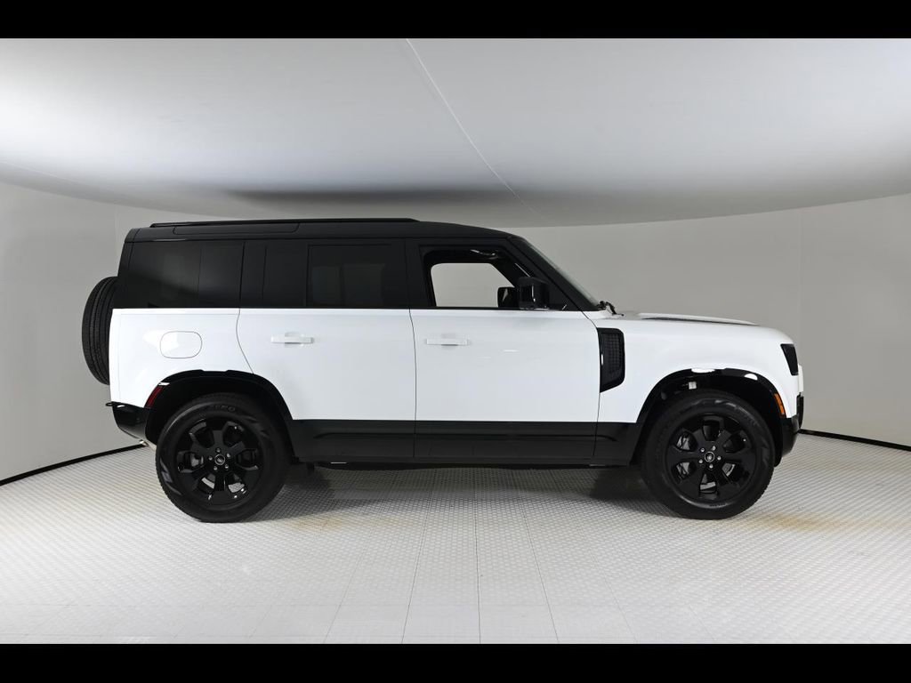 Used 2025 Land Rover Defender 110 X-Dynamic SE image 6